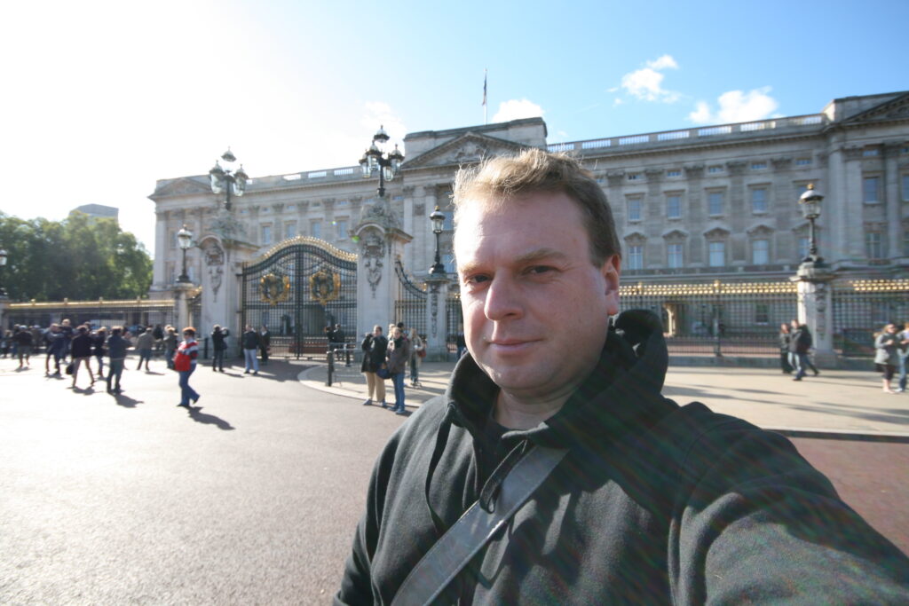 Maxim-Ross.com: Buckingham Palace Forecourt